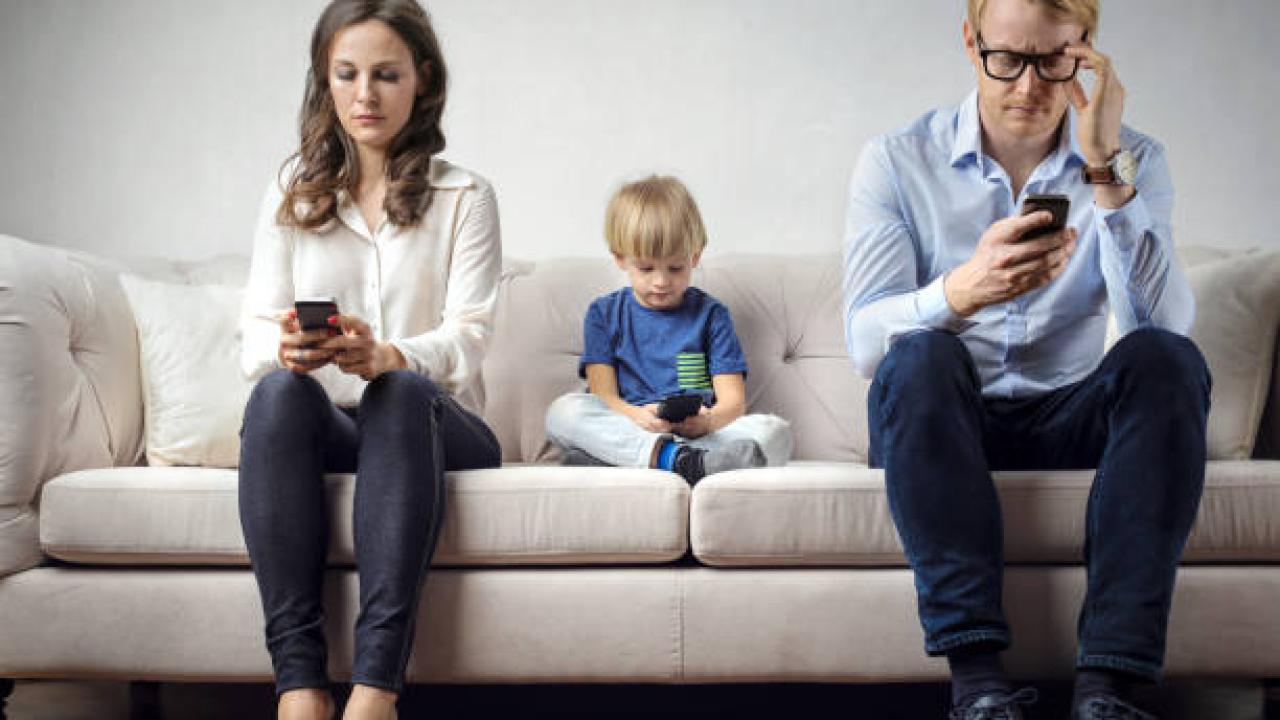Parent problematic media use article image.